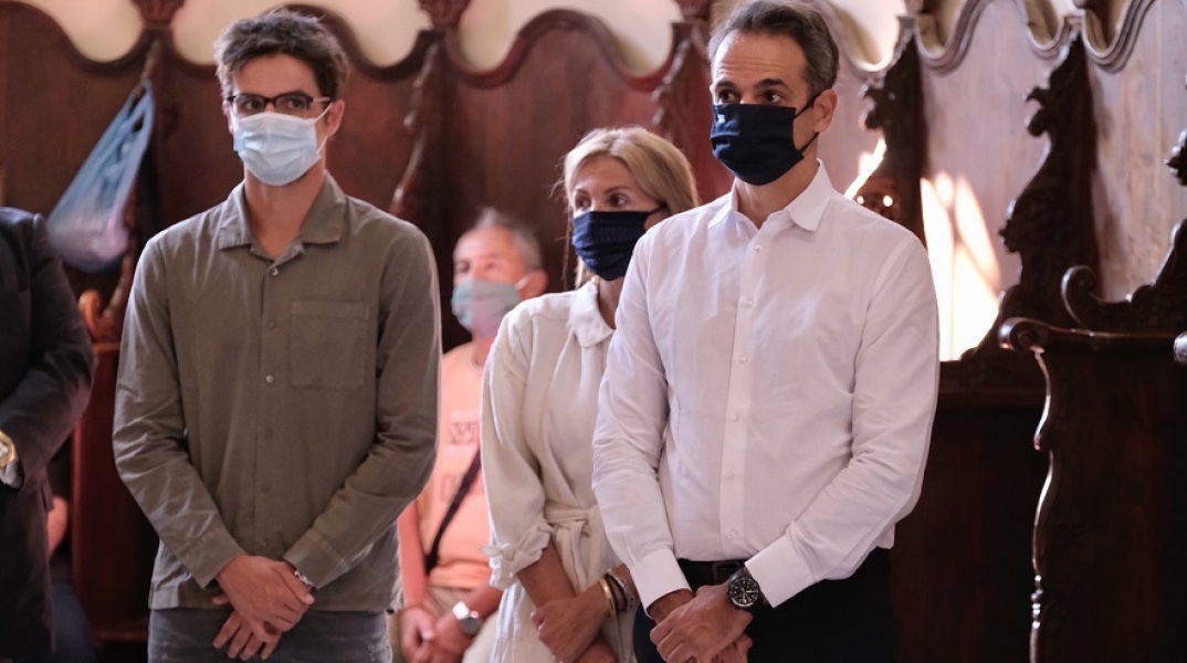 Ο Κυριάκος Μητσοτάκης με την οικογένειά του στην εκκλησία