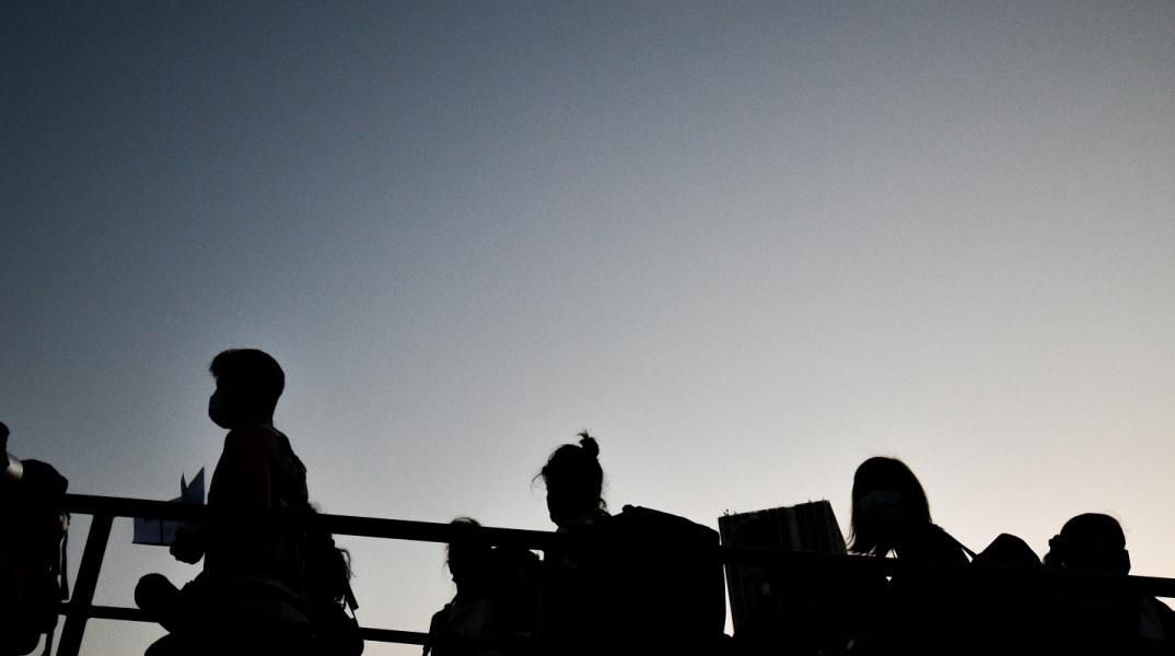 ΠΕΙΡΑΙΑΣ ΛΙΜΑΝΙ ΕΞΟΔΟΣ ΑΥΓΟΥΣΤΟΣ ΑΔΕΙΟΥΧΟΙ ΑΔΕΙΑ ΤΟΥΡΙΣΤΑΣ ΤΟΥΡΙΣΤΕΣ ΚΑΡΑΒΙ ΟΧΗΜΑΤΑΓΩΓΟ ΦΕΡΙ ΜΠΟΤ ΜΑΣΚΑ ΜΕΤΡΑ ΑΣΦΑΛΕΙΑ