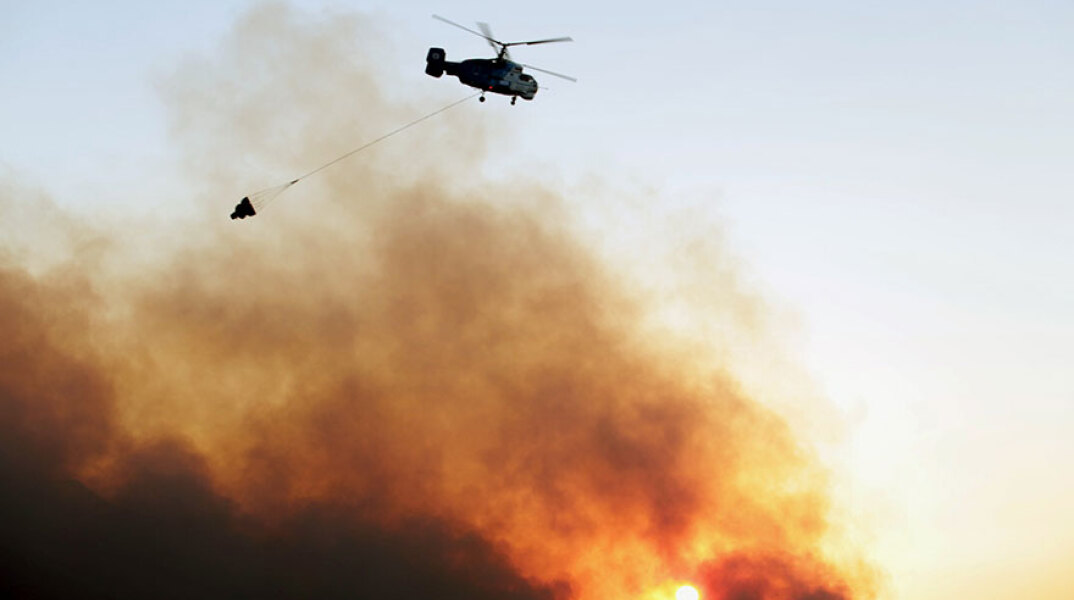 Ελικόπτερο της Πυροσβεστικής Υπηρεσίας επιχειρεί σε δασική πυρκαγιά