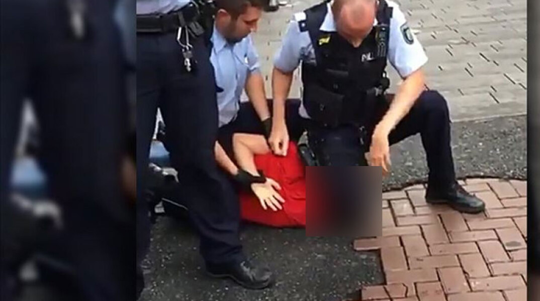 Αστυνομικός στη Γερμανία βάζει το γόνατο στον λαιμό ανηλίκου - Η βίαιη προσαγωγή που προκάλεσε κατακραυγή
