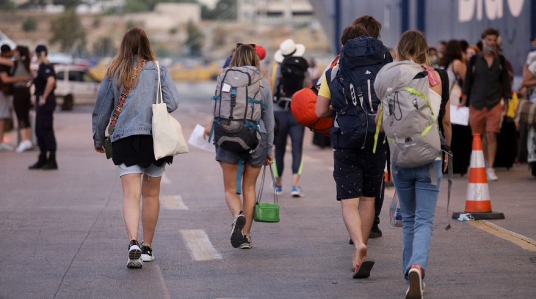 Ταξιδιώτες στο Λιμάνι του Πειραιά
