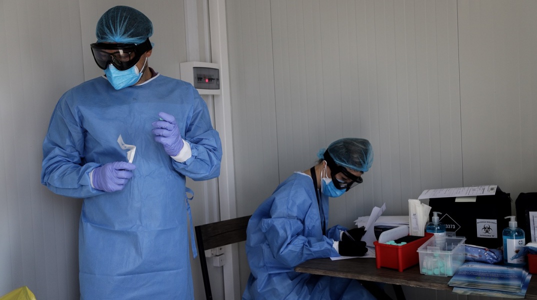 Ελέγχοι απο το μεικτό κλιμάκιο της Περιφέρειας Αττικής και του ΙΣΑ σε ταξιδιώτες που επιστρέφουν στο λιμάνι του Πειραιά 