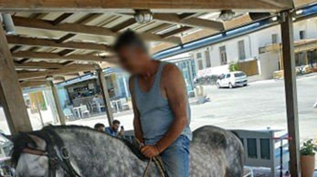 Στα Χανιά Κρήτης ένας άνδρας μπήκε σε καφετέρια καβάλα στ' άλογο για να κάνει την παραγγελία του