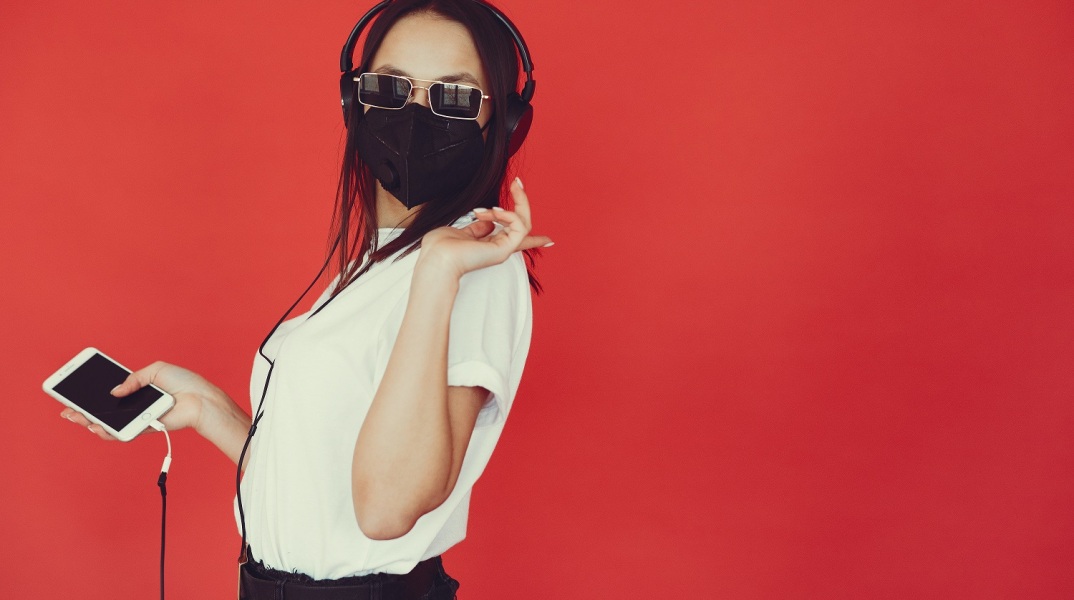 Γυναίκα που φορά μάσκα προστασίας 