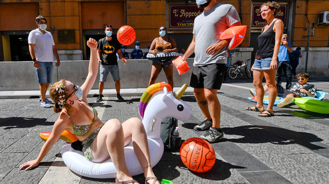 Στην Ιταλία ο μέσος όρος των νέων κρουσμάτων την τελευταία εβδομάδα έπεσε στα 35 έτη