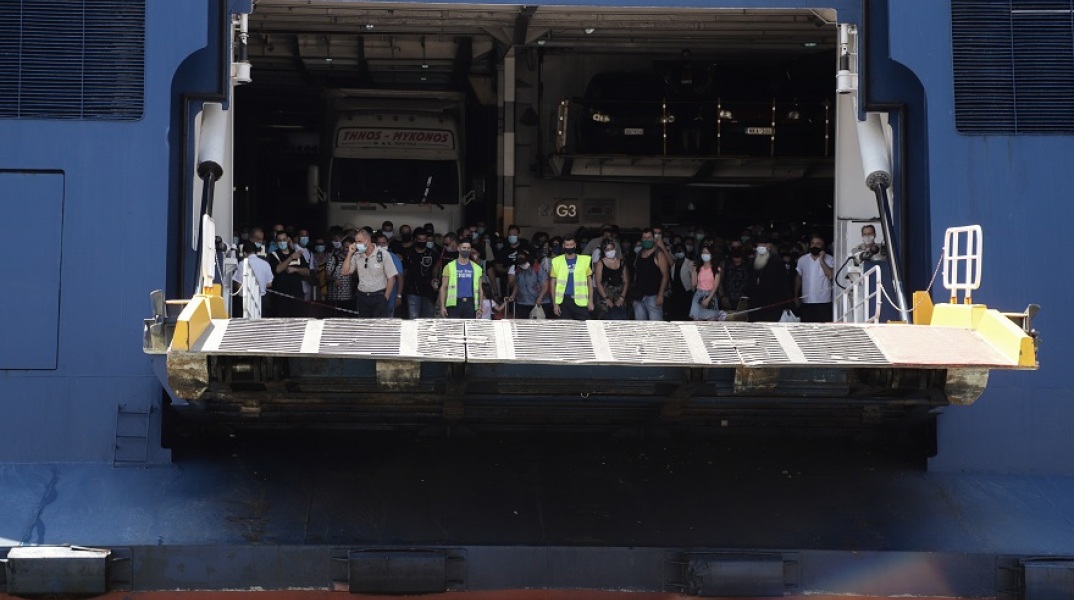 Πλοίο φτάνει στον Πειραιά