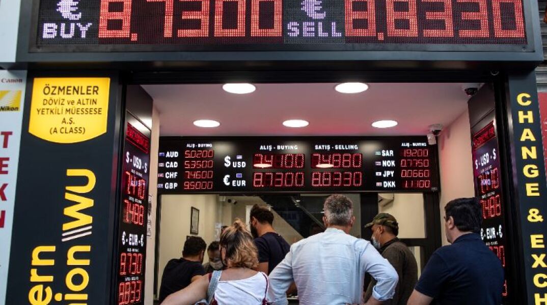 Υπό κατάρρευση η τουρκική λίρα 