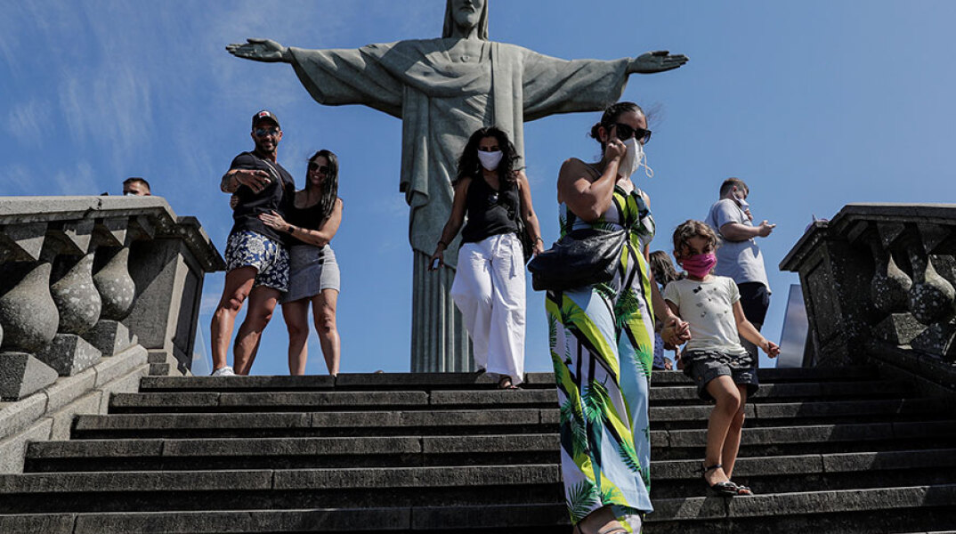 Κορωνοϊός στη Βραζιλία: Τουρίστες στο Άγαλμα του Χριστού του Λυτρωτή στο Ρίο ντε Τζανέιρο