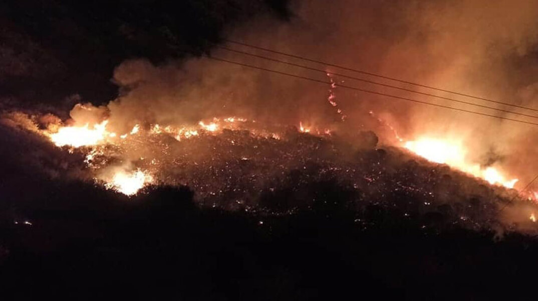 Φωτιά στο Γαλαξίδι: Φλόγες απλώνονται κατά μήκος της Εθνικής Οδού Ιτέας - Ναυπάκτου