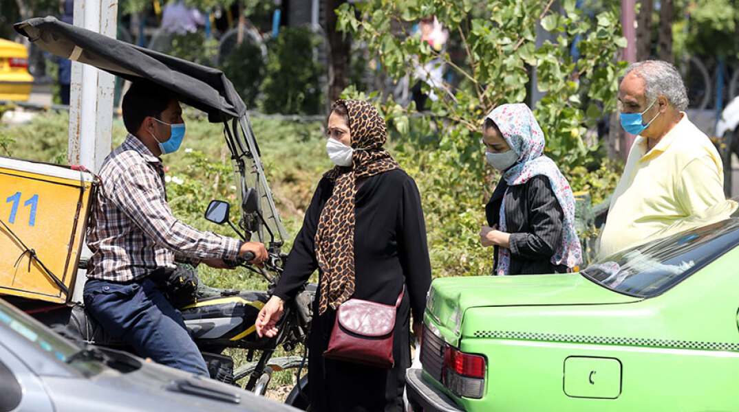 Κορωνοϊός στο Ιράν: Με προστατευτική μάσκα κυκλοφορούν οι πολίτες στην Τεχεράνη