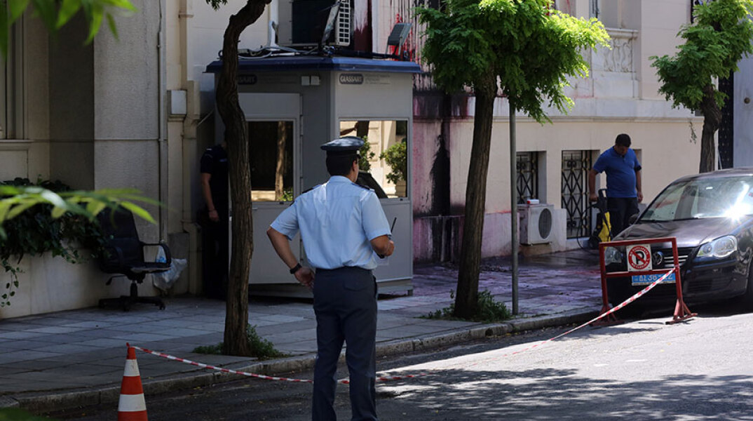 Επίθεση με μπογιές στην τουρκική πρεσβεία