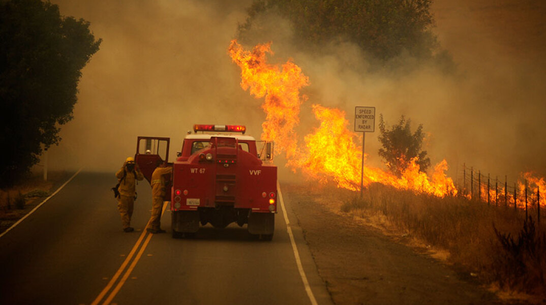 Πυρκαγιές που ξεκίνησαν από κεραυνούς, καίνε ανεξέλεγκτες στην Καλιφόρνια