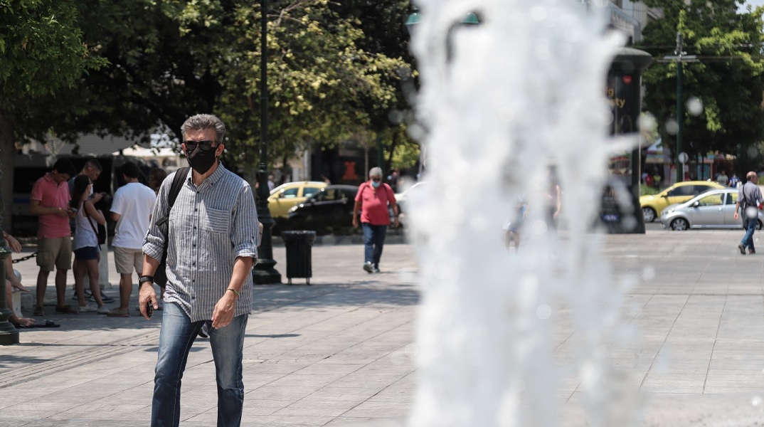 Στιγμιότυπο από το κέντρο της Αθήνας - Άνδρας με μάσκα προστασίας