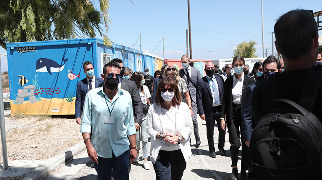 Η Αικατερίνη Σακελλαροπούλου, Πρόεδρος της Δημοκρατίας, στο Κέντρο Υποδοχής και Ταυτοποίησης προσφύγων και μεταναστών στη Μόρια της Λέσβου