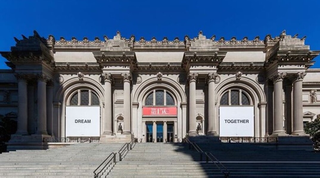 Τα πανό της Γιόκο Όνο στην είσοδο του Met της Νέας Υόρκης