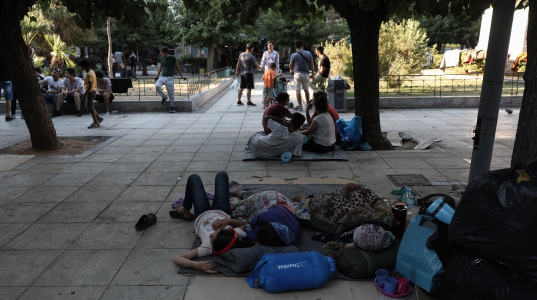 Πρόσφυγες και μετανάστες στην πλατεία Βικτωρίας