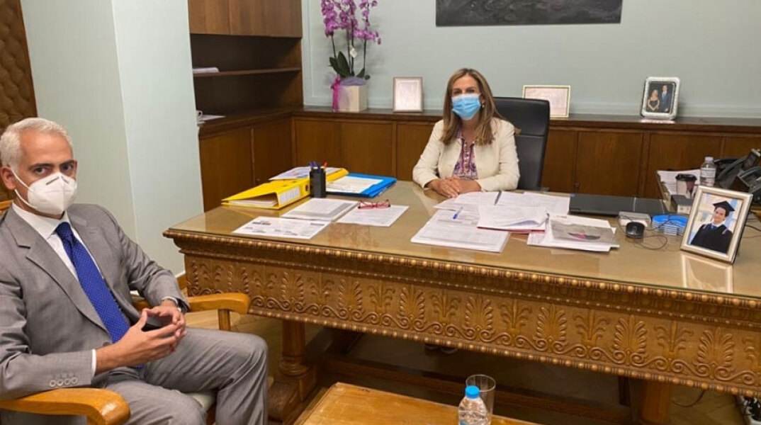 Η υφυπουργός Υγείας Ζωή Ράπτη με τον πρόεδρο του ΚΕΘΕΑ Χρήστο Λιάπη