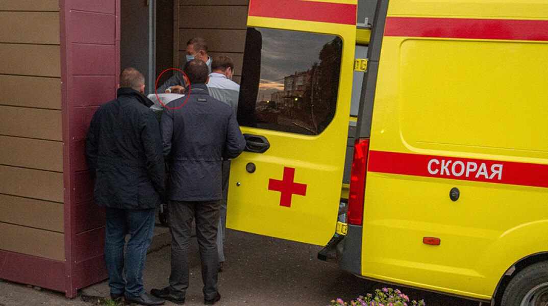 Ο Αλεξέι Ναβάλνι μεταφέρεται σε κώμα με ασθενοφόρο στο ειδικά διαμορφωμένο αεροσκάφος στην πόλη Ομσκ που θα τον πάει για νοσηλεία σε νοσοκομείο στη Γερμανία