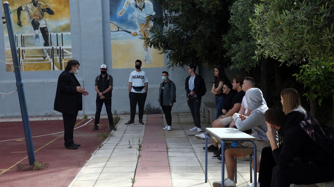 Μαθητές με μάσκα σε σχολείο της Αθήνας