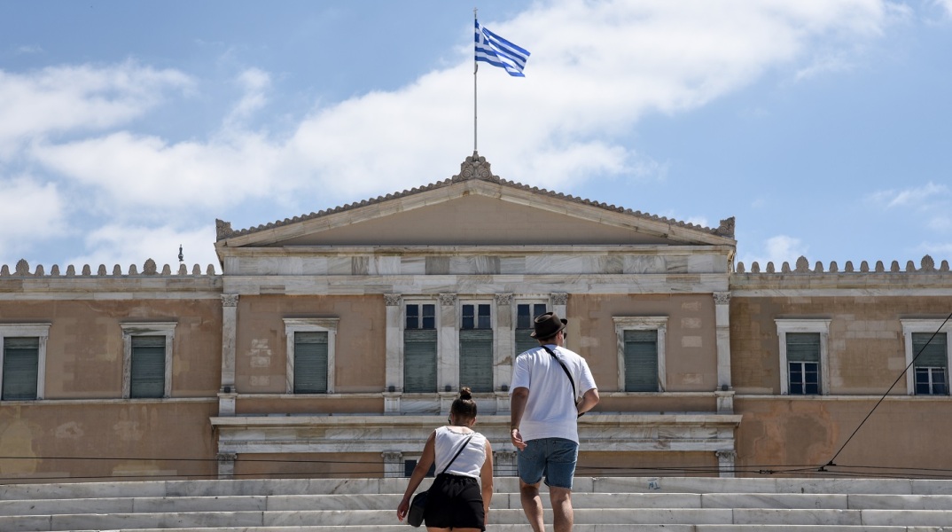 Στιγμιότυπα ζέστης από το κέντρο της Αθήνας - Διερχόμενοι στην πλατεία Συντάγματος