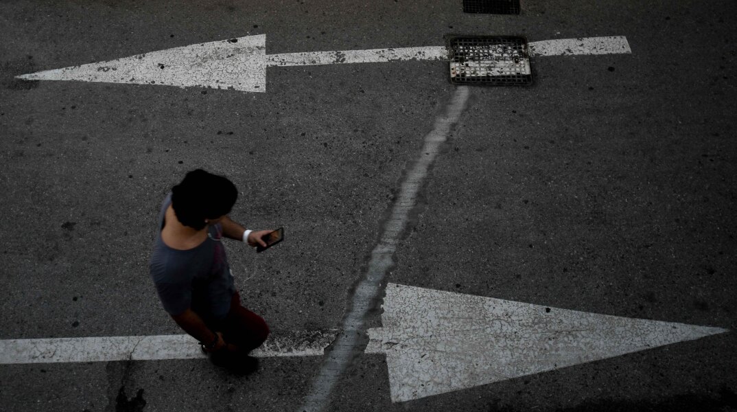 Νεαρός διασχίζει το Πασαλιμάνι του Πειραιά 