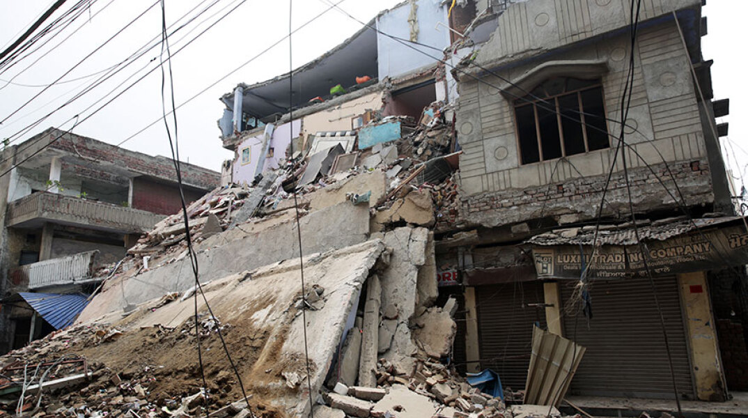 Κατάρρευση κτιρίου στην Ινδία