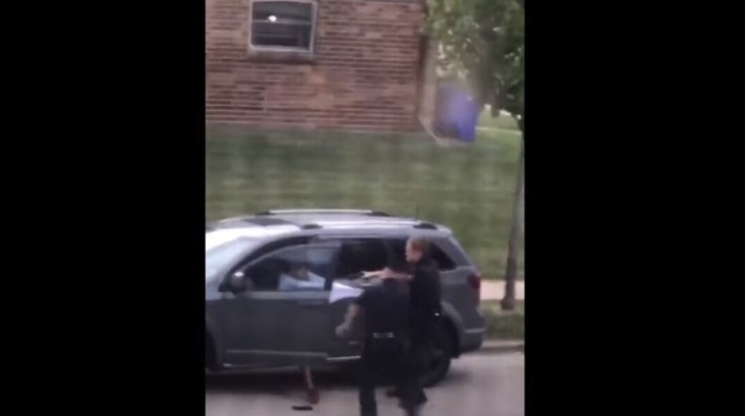 Αστυνομικοί πυροβολούν πισώπλατα μαύρο άνδρα