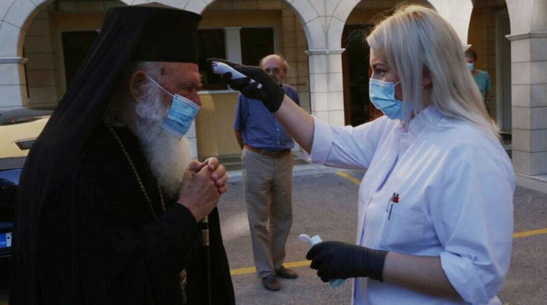 Ο αρχιεπίσκοπος Αθηνών και Πάσης Ελλάδος Ιερώνυμος με μάσκα για τον κορωνοϊό