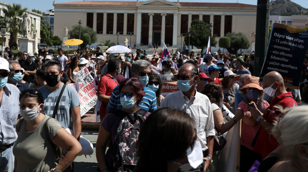 ΠΡΟΠΥΛΑΙΑ ΣΥΓΚΕΝΤΡΩΣΗ ΔΙΑΜΑΡΤΥΡΙΑΣ ΚΑΙ ΠΟΡΕΙΑ ΣΤΗ ΒΟΥΛΗ ΤΗΣ ΟΛΜΕ ΓΙΑ ΤΟ ΑΝΟΙΓΜΑ ΤΩΝ ΣΧΟΛΕΙΩΝ
