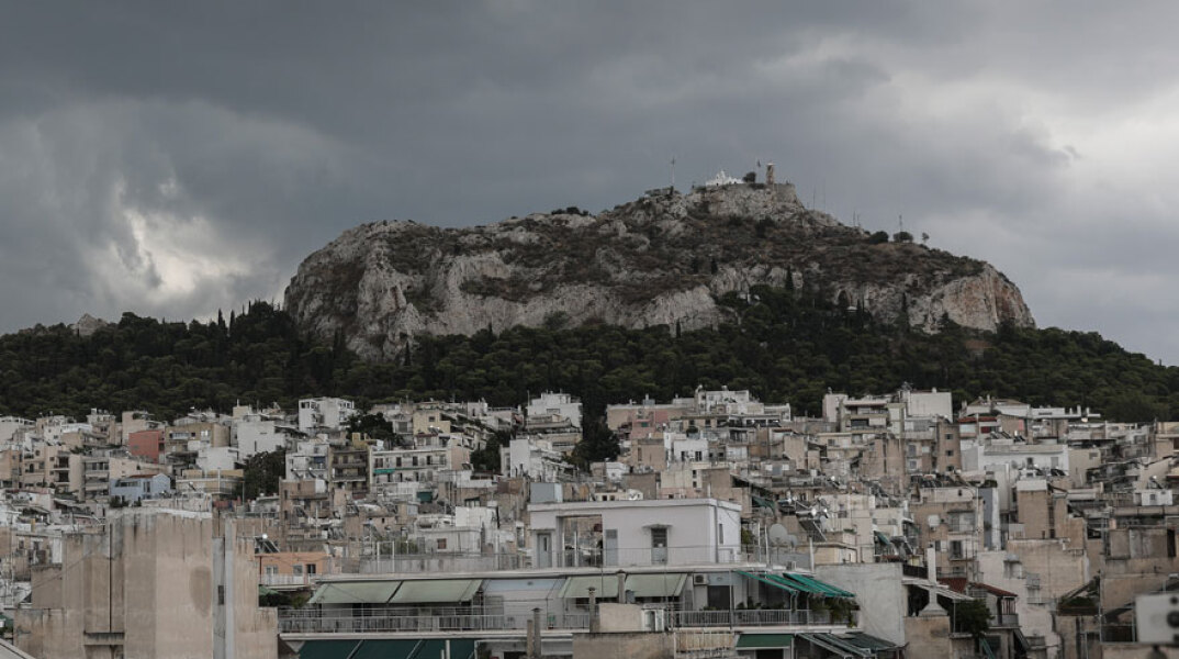 Σύννεφα πάνω από τον λόφο του Λυκαβηττού