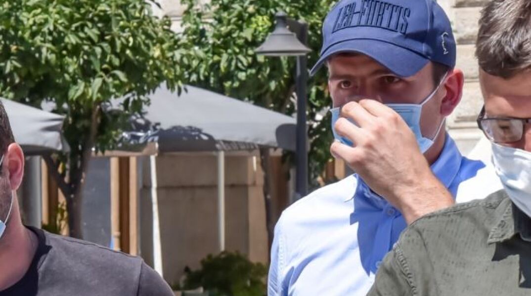 Ο Χάρι Μαγκουάιρ στην εισαγγελία Σύρου