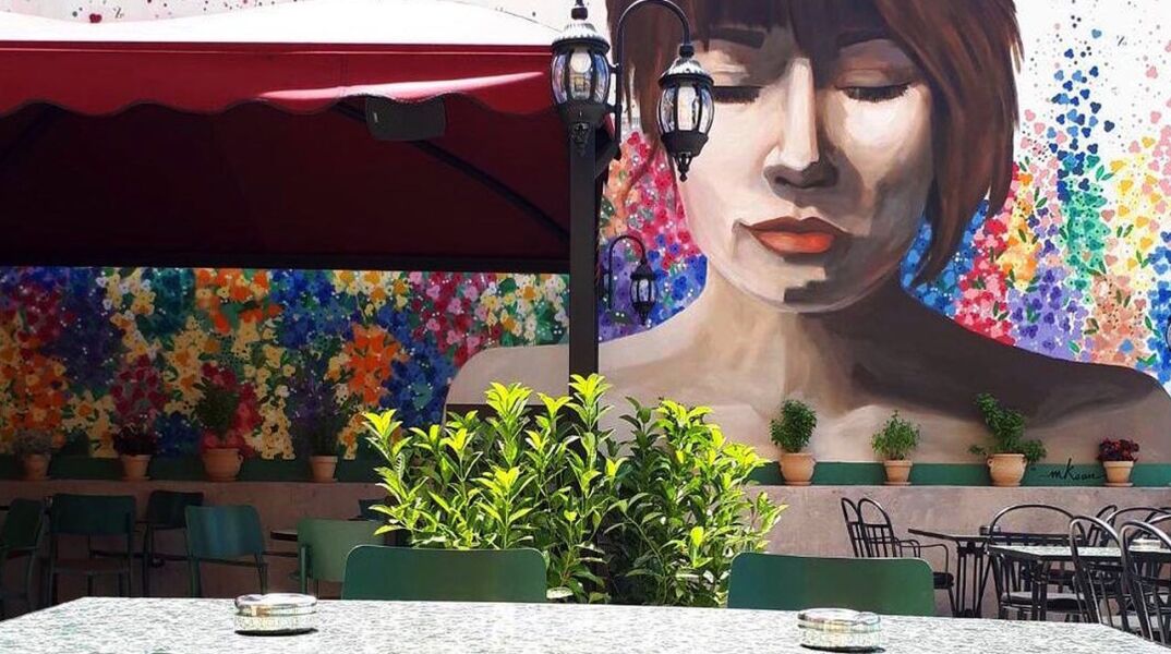 Γλυκά και cocktails στην ταράτσα της Zoubourlou