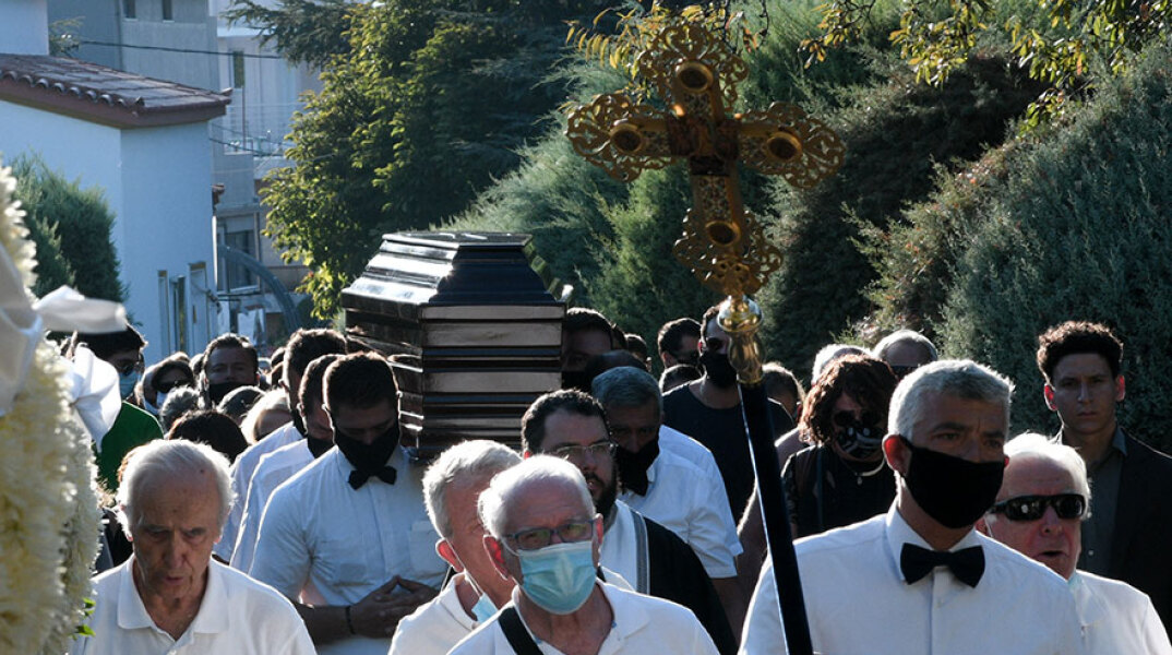 Θλίψη στην κηδεία του Γιάννη Πουλόπουλου, η οποία τελέστηκε στο κοιμητήριο στην Κηφισιά