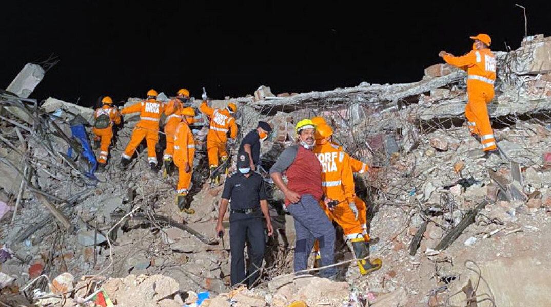 Ινδία - Κατέρρευση πολυκατοικίας - 4χρονο παιδί ανασύρθηκε ζωντανό από συντρίμμια