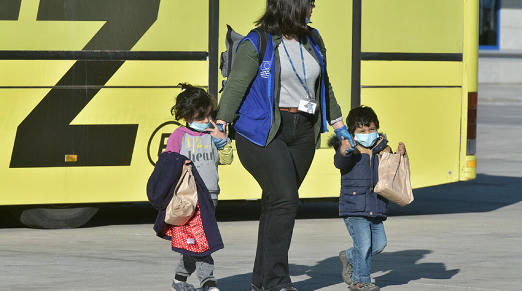 Ασυνόδευτα προσφυγόπουλα αναχωρούν από ΚΥΤ στην Ελλάδα με προορισμό τη Γερμανία