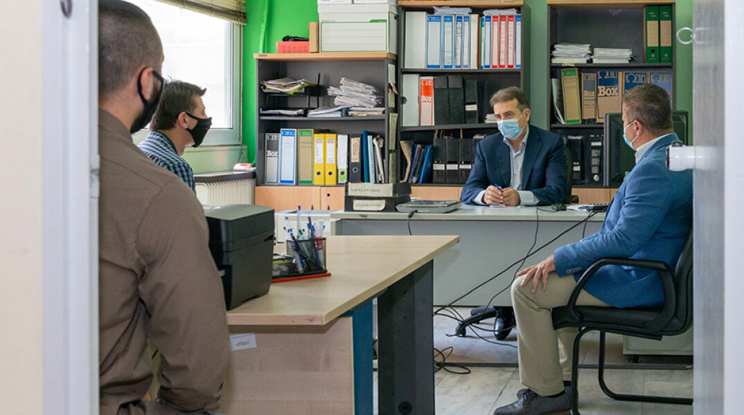 Επίσκεψη στο ΑΤ του Αγίου Παντελεήμονα πραγματοποίησε ο Μιχάλης Χρυσοχοΐδης