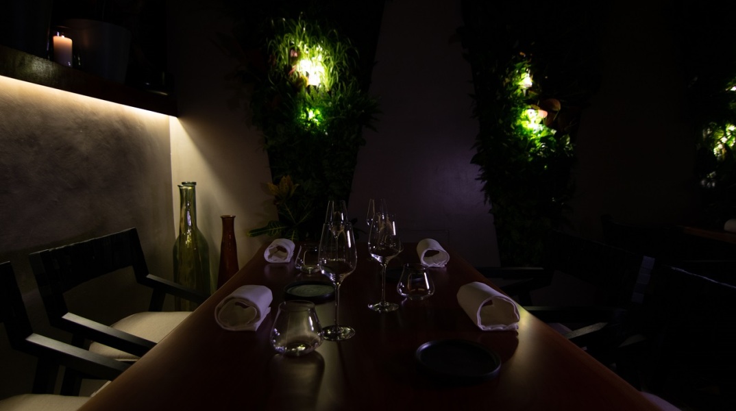 Στρωμένο τραπέζι με ποτήρια και πιάτα στο Herve Restaurant