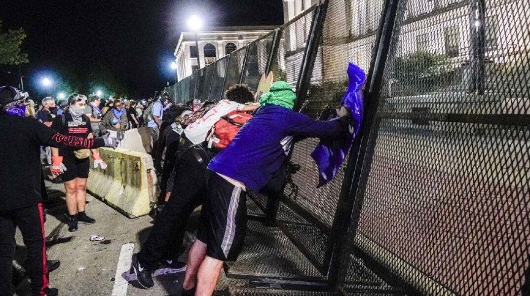 17χρονος συνελήφθη για δολοφονίες διαδηλωτών