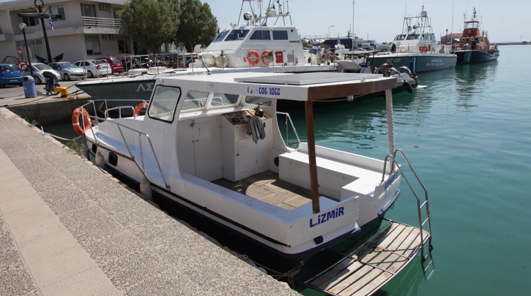 ΕΝΑ ΑΠΟ ΤΑ ΑΛΙΕΥΤΙΚΑ ΣΚΑΦΗ ΠΟΥ ΧΡΗΣΙΜΟΠΟΙΗΣΑΝ 26 ΤΟΥΡΚΟΙ ΠΟΥ ΕΦΤΑΣΑΝ ΣΤΗ ΧΙΟ