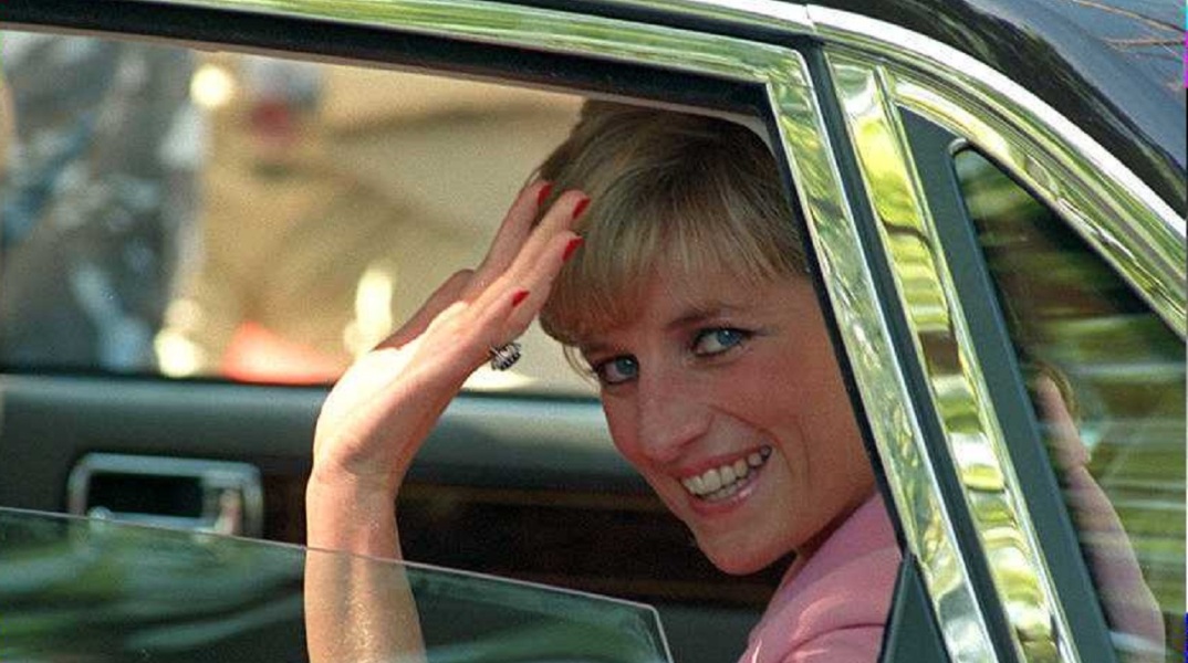 Η πριγκίπισσα Νταΐάνα, χαιρετάει τον κόσμο μέσα από το αυτοκίνητό της ©EPA/ Alejandro PAGNI/dsl