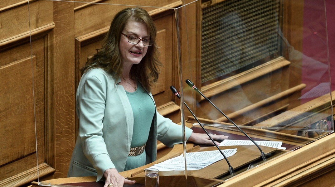 H Αναστασία-Αικατερίνη Αλεξοπούλου στο βήμα της Βουλής