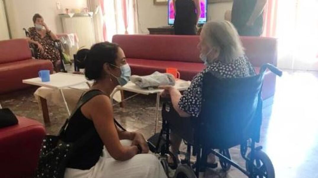 Η Δόμνα Μιχαηλίδου επισκέφθηκε το Γηροκομείο Αθηνών 