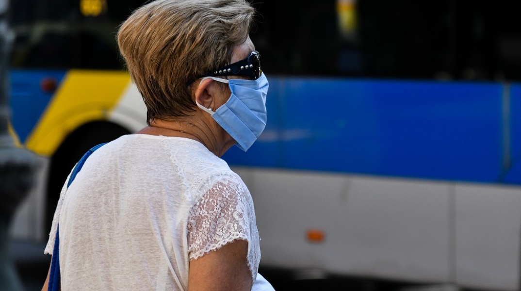 Πολίτες με μάσκα στο κέντρο της Αθήνας 