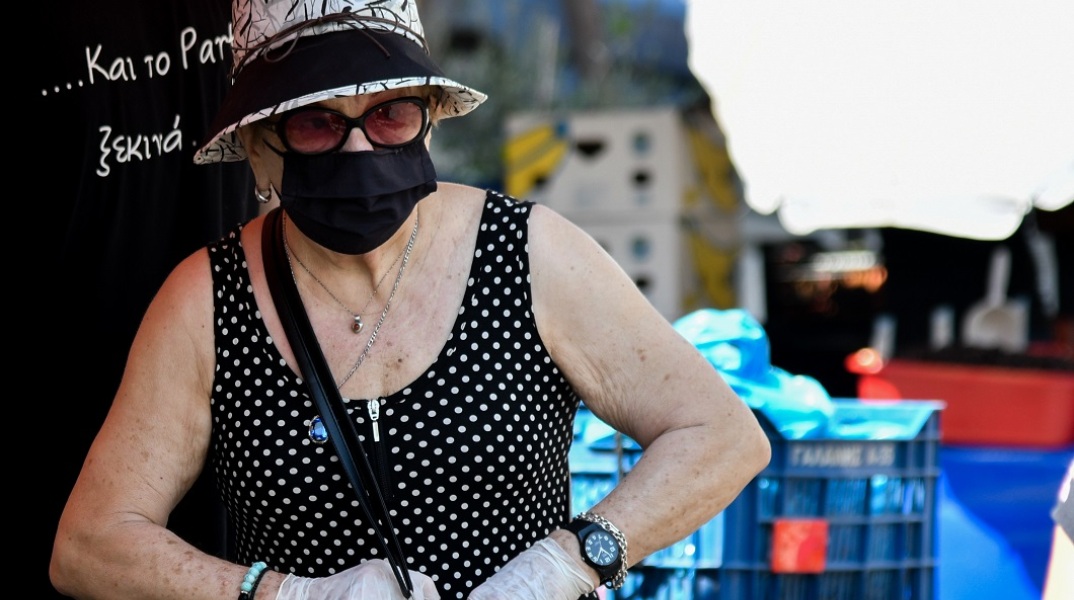 Πολίτες με μάσκα στο κέντρο της Αθήνας 