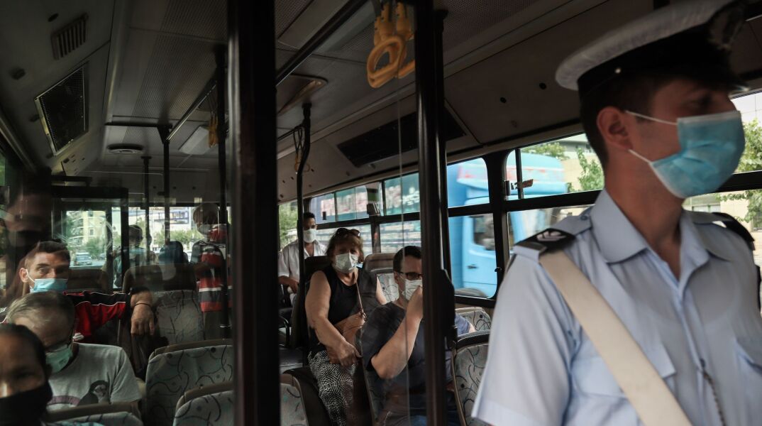 Άνθρωποι με μάσκα σε λεωφορείο