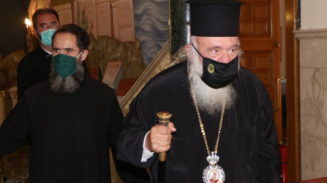 Ο Αρχιεπίσκοπος Ιερώνυμος με μάσκα