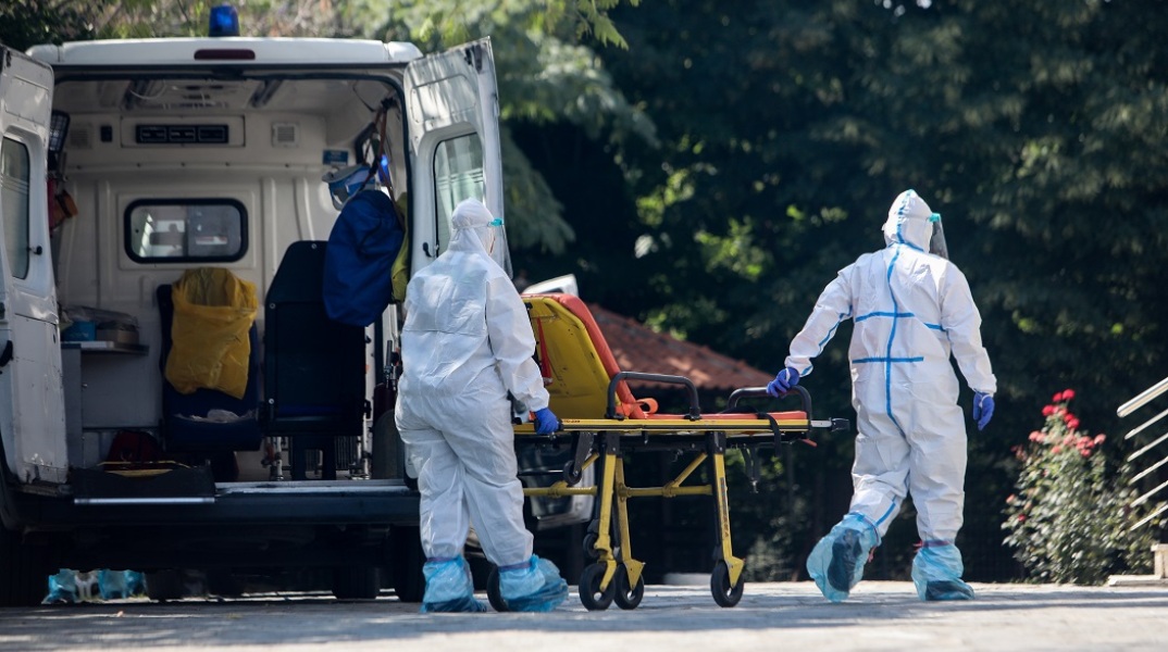 Μεταφορά κρουσμάτων κορωνοϊού με ασθενοφόρο