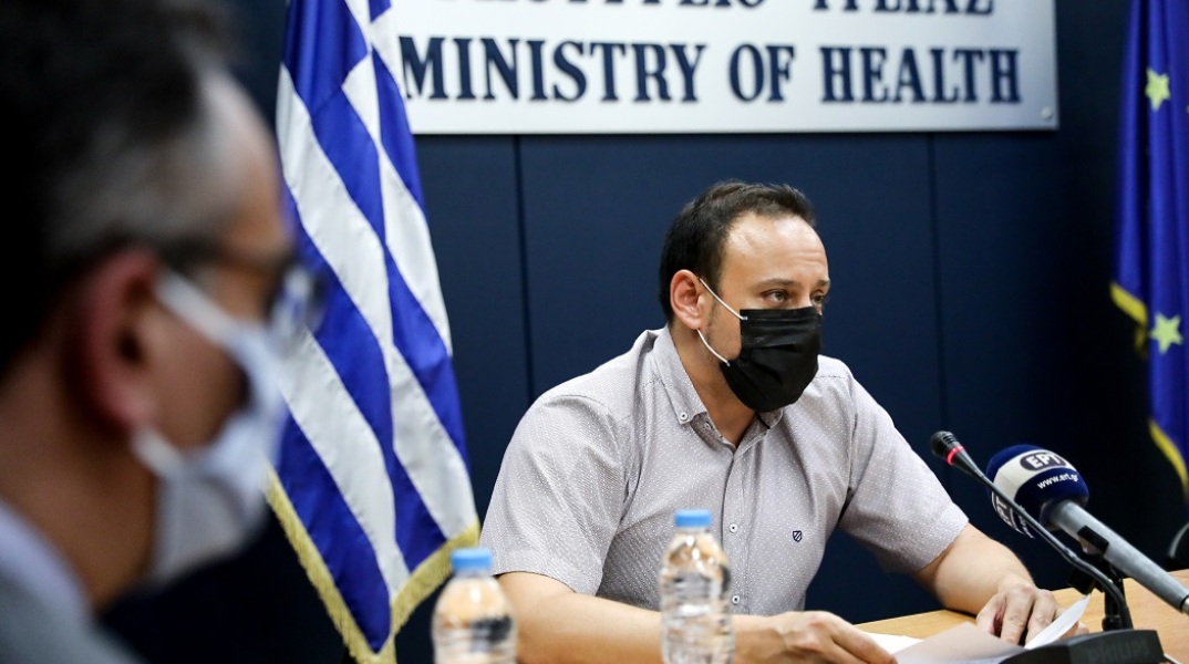 Ο Γκίκας Μαγιορκίνης στην ενημέρωση για τον κορωνοϊό