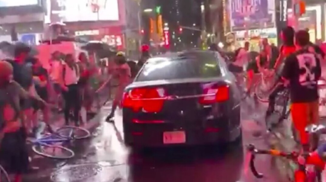 Αυτοκίνητο πέφτει πάνω σε διαδηλωτές