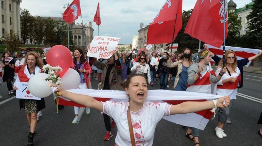Λευκορωσία - ιλιάδες άνθρωποι διαδηλώνουν στο Μινσκ κατά του Λουκασένκο